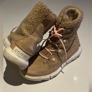 Sorel Woman’s Explorer II Joan Cozy Boat Size 7 Color Sand with Pink Laces
